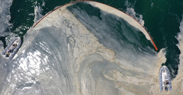 Bakan Kurum "Marmaramız mavisine kavuşuyor" diyerek müsilaj temizleme çalışmalarının devam ettiğini belirtti!