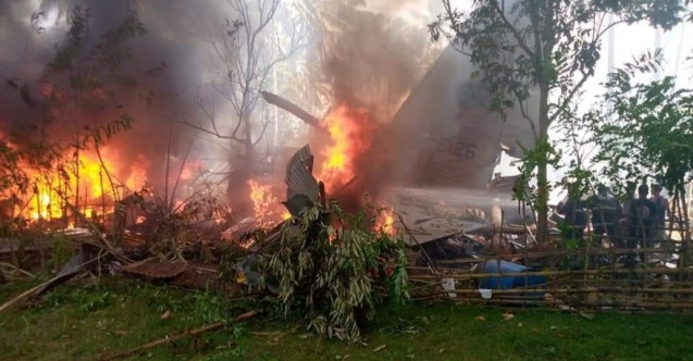 Filipinler'de askeri uçak düştü! 17 kişi hayatını kaybetti!