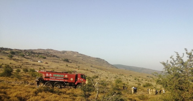 Aliağa’da makilik alanda çıkan yangını söndürme çalışmaları devam ediyor