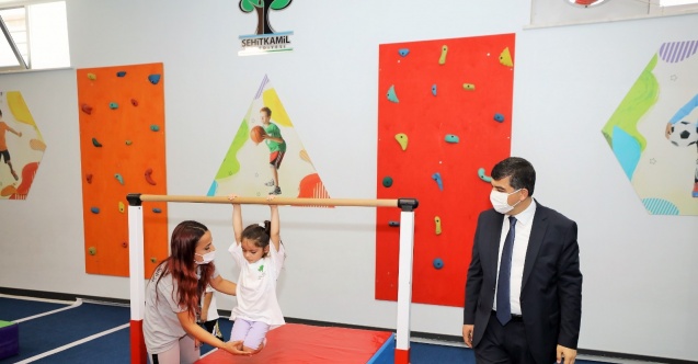 Anne ve babalar çocuklarıyla birlikte spor yapıyor