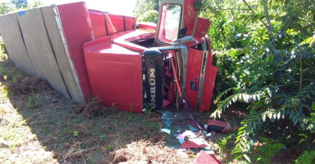 Fren sistemi kilitlenen tır, şarampole uçtu