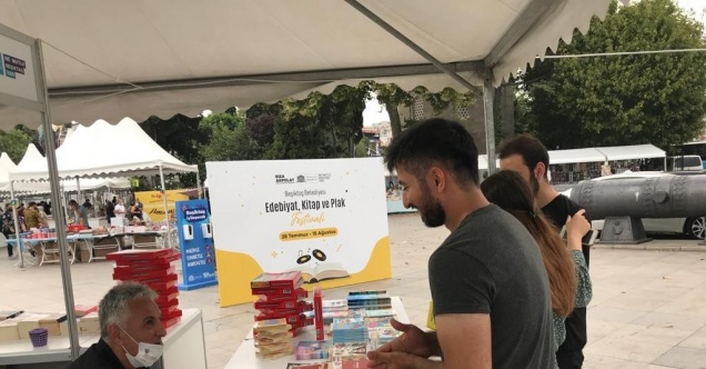 Gazeteci Hilmi Türkay, "Fenerbahçe" kitabını okurları için imzaladı