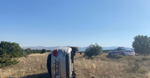 Sivas’ta otomobil yoldan çıktı: 5 yaralı