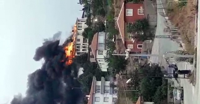 Yozgat’ta çıkan yangında iki evin çatısı hasar gördü