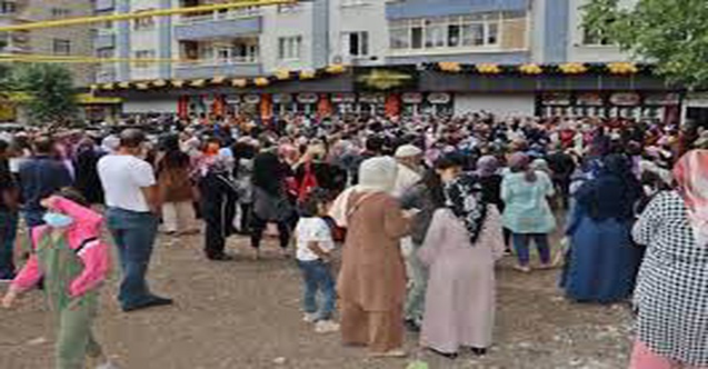 Diyarbakır'da 'indirim' izdihamı! Polis ekipleri sevk edildi.