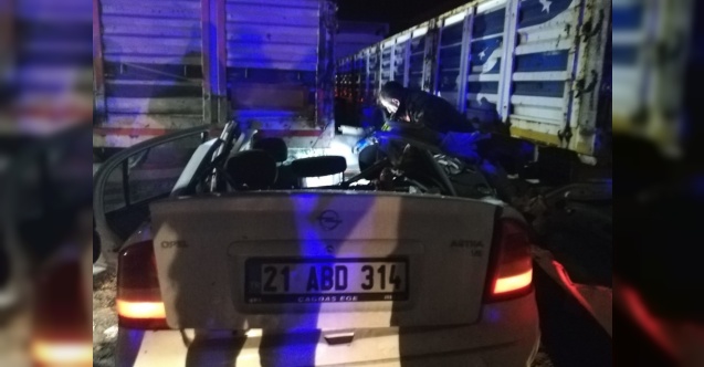 Otomobil tırın altına girdi