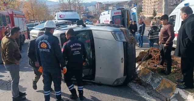 Hafif ticari araç takla attı: 3'ü ağır 4 yaralı