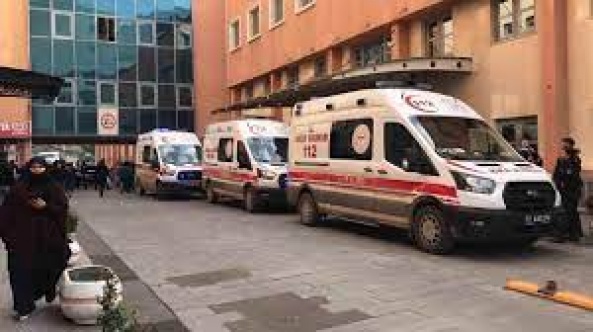 Minibüs ile kamyonet çarpıştı: 15 yaralı