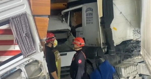 TIR minibüse çarptı; 3 ölü, 11 yaralı