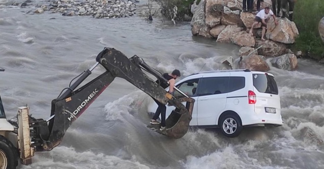 Çaya uçan araç kayalıklarda asılı kaldı