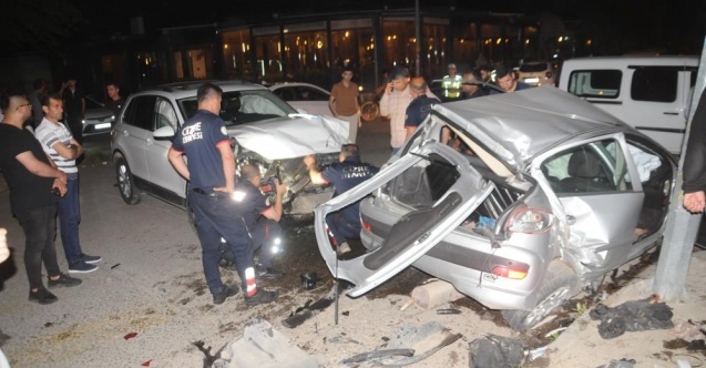 İki otomobil kafa kafaya çarpıştı: 1’i ağır 3 yaralı