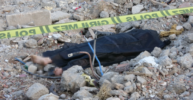 Enkazdaki elektrik kablosuna basan çocuk öldü