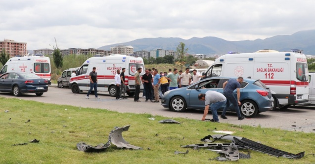 İki hafif ticari araç çarpıştı; 9 kişi yaralandı