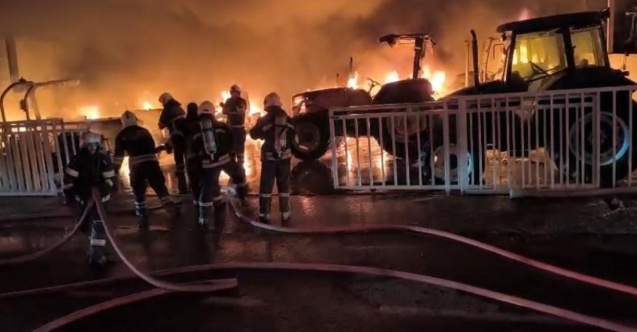 Diyarbakır Traktörcüler Sitesi'nde büyük yangın: 3 dükkan, 22 traktör yandı