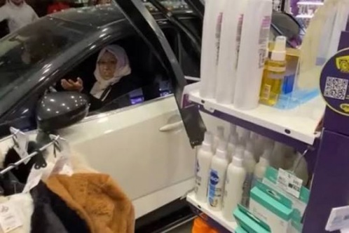 Diyarbakır’da otomobil kozmetik mağazasına daldı