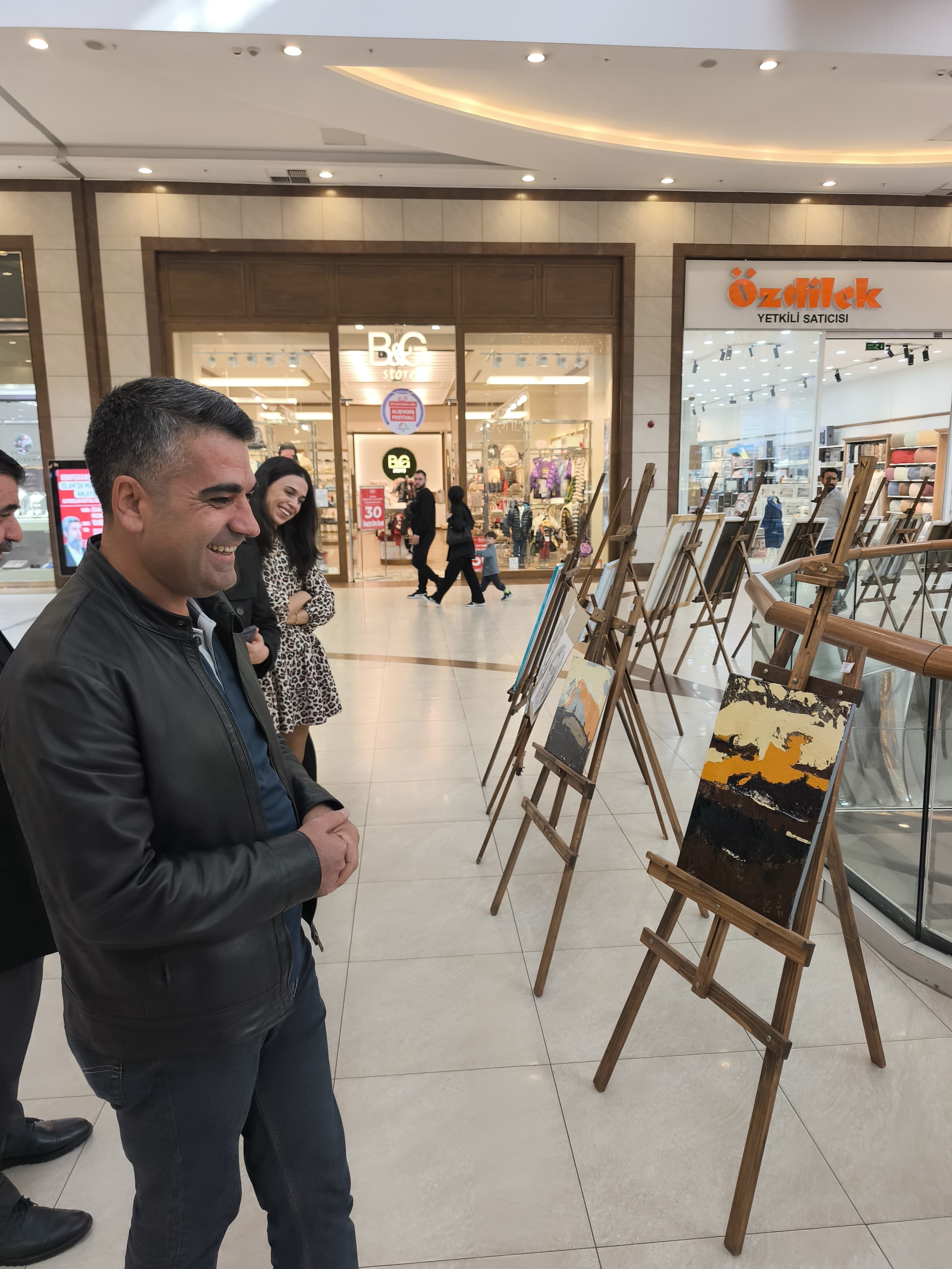 “Öğretmen Renkleri” Sergisi Ziyaretçilerini Bekliyor