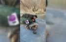 Buz altından çıplak elleriyle balık çıkarttı