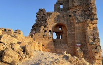 Zerzevan Kalesi'nin surları tüm yıl süren kazılarla ortaya çıkarılıyor