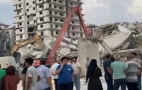 Maraş'ta hasarlı bina çöktü: Operatör yaşamını yitirdi