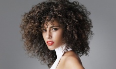 Kuru kıvırcık saçlara nasıl bakılır?