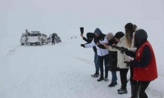 Araçlar kara saplandı, onlar halay çekti