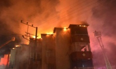 Gecenin karanlığını alevler aydınlattı