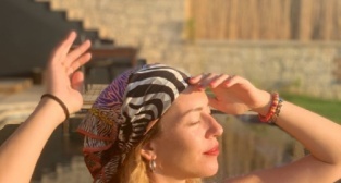 Sinem Kobal'dan kumsal pozu