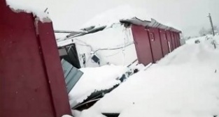 2 metreye ulaşan kar ahırları yıktı