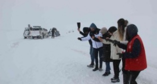 Araçlar kara saplandı, onlar halay çekti