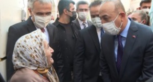 Bakan Çavuşoğlu: “Bu bayrak altında hepimiz beraberiz”