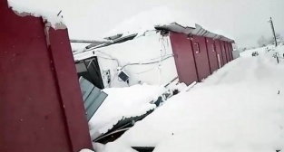 2 metreye ulaşan kar ahırları yıktı