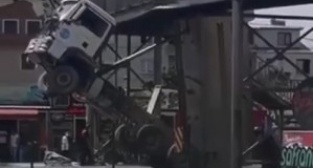 Damper üst geçide takıldı