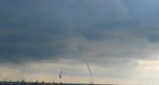 Denizde çıkan hortumu, film izler gibi seyrettiler