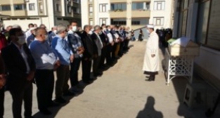 Evinde ölü bulunan Meral hemşire toprağa verildi