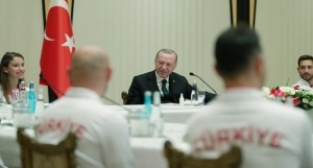 ANKARA - Cumhurbaşkanı Erdoğan, Avrupa ve Dünya şampiyonalarında madalya alan cimnastikçileri kabul etti