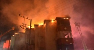 Gecenin karanlığını alevler aydınlattı