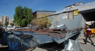 İzmir’de fırtına çatı uçurdu