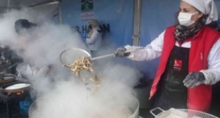 Kar altında hamsi festivali