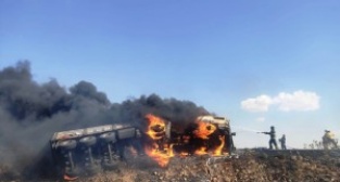 MARDİN - Devrilen tırda çıkan yangın tarlaya sıçradı