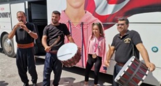 Milli yüzücü Sevilay’a coşkulu karşılama