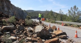 MUĞLA - Marmaris-Datça kara yolunda toprak kayması