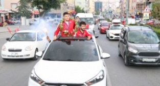 NİĞDE - Dünya şampiyonasında madalya kazanan güreşçiler coşkuyla karşılandı