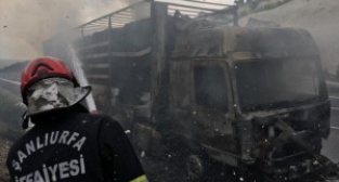 ŞANLIURFA - Alev alan kağıt yüklü tır yandı