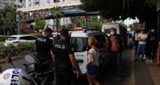 Sinir krizi geçiren kadın otobüs durağına saldırdı