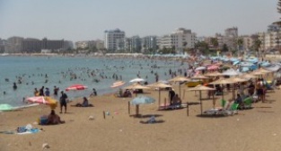 Termometreler 40’ı gösterdi, sahiller doldu taştı
