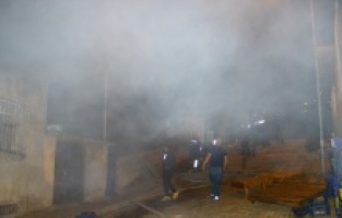 Öfkeli şahıs, sokaktaki tüm evleri ateşe verdi