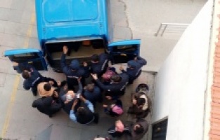 Adliye bahçesinde gergin anlar