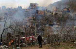 Artvin'de çıkan yangında çok sayıda hane alevlere teslim oldu