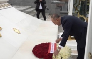 Bakan Çavuşoğlu Türkmenistan Bağımsızlık Anıtı’nı ziyaret etti