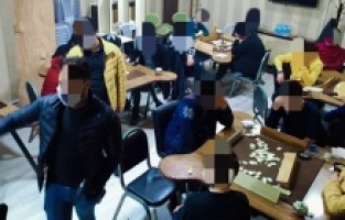 Covid-19 tedbirlerini hiçe sayarak okey oynayan ve nargile içen 19 kişiye ceza yağdı